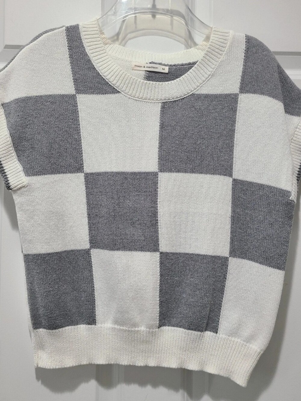 Moon & Madison Colorblock Gray & White/Cream sleeveless Sweater Medium